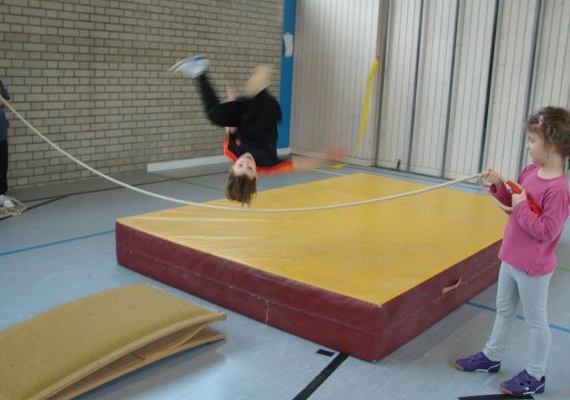 Bär macht Salto über Seil